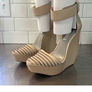 BCBG MAXAZRIA Austin platform wedge shoes parfait beige size 7